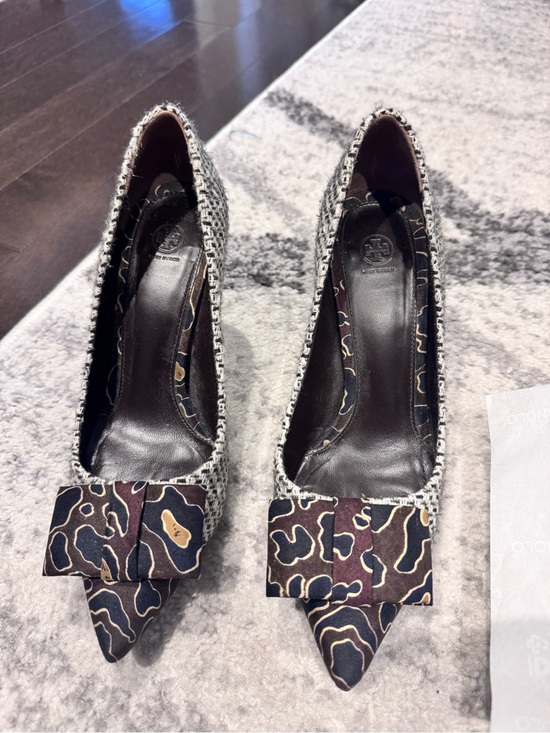Tory Burch Shoes - Tory Burch Tweed Pointed-Toe Pumps with Patterned Bow - Black/Brown
